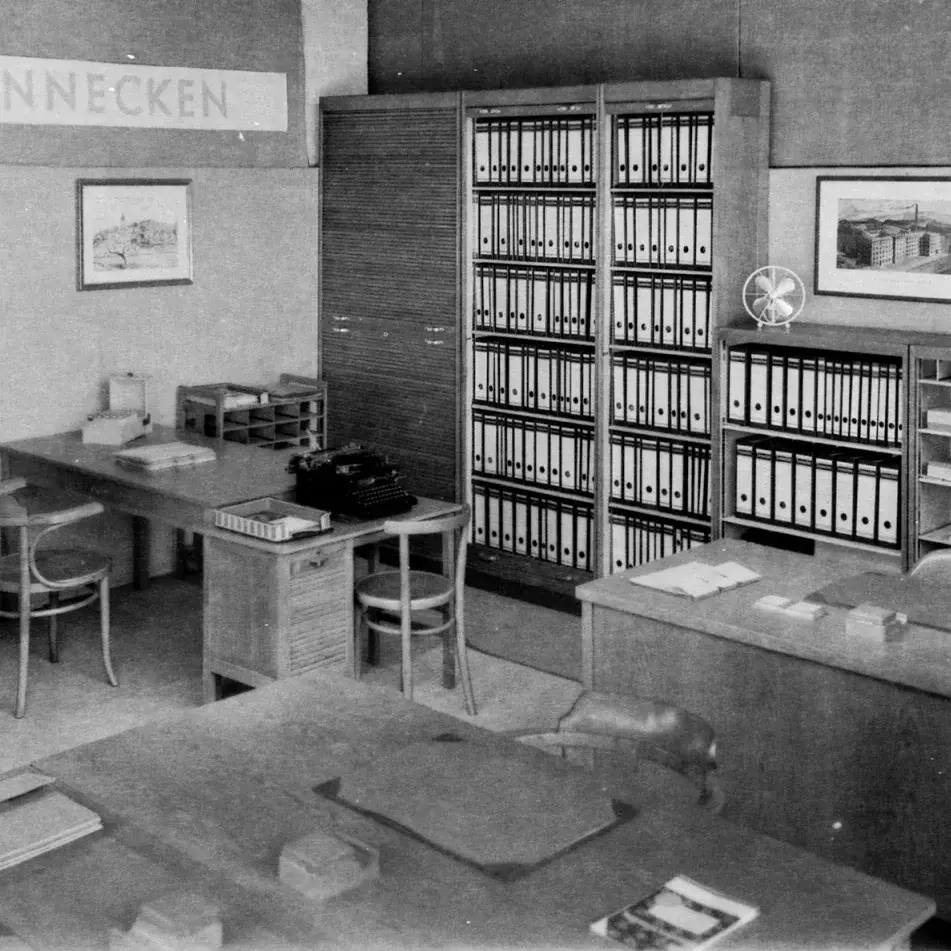 Ein schwarz/weiß Foto von einem alten Büro.
