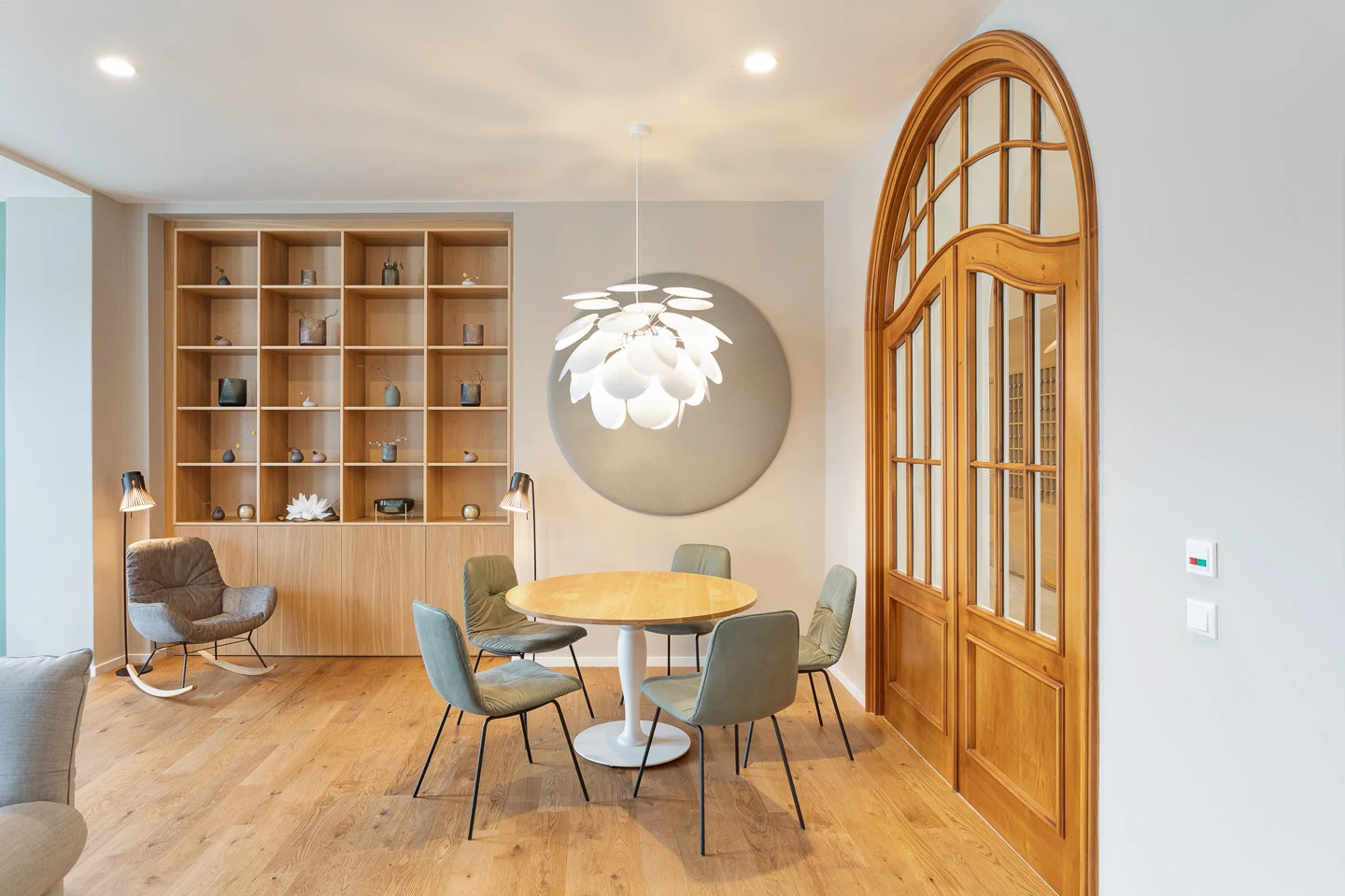 Bürokonzept des Partners Steahlin mit einer Kombination aus rustikalen Holztönen und modernen Büromöbeln.