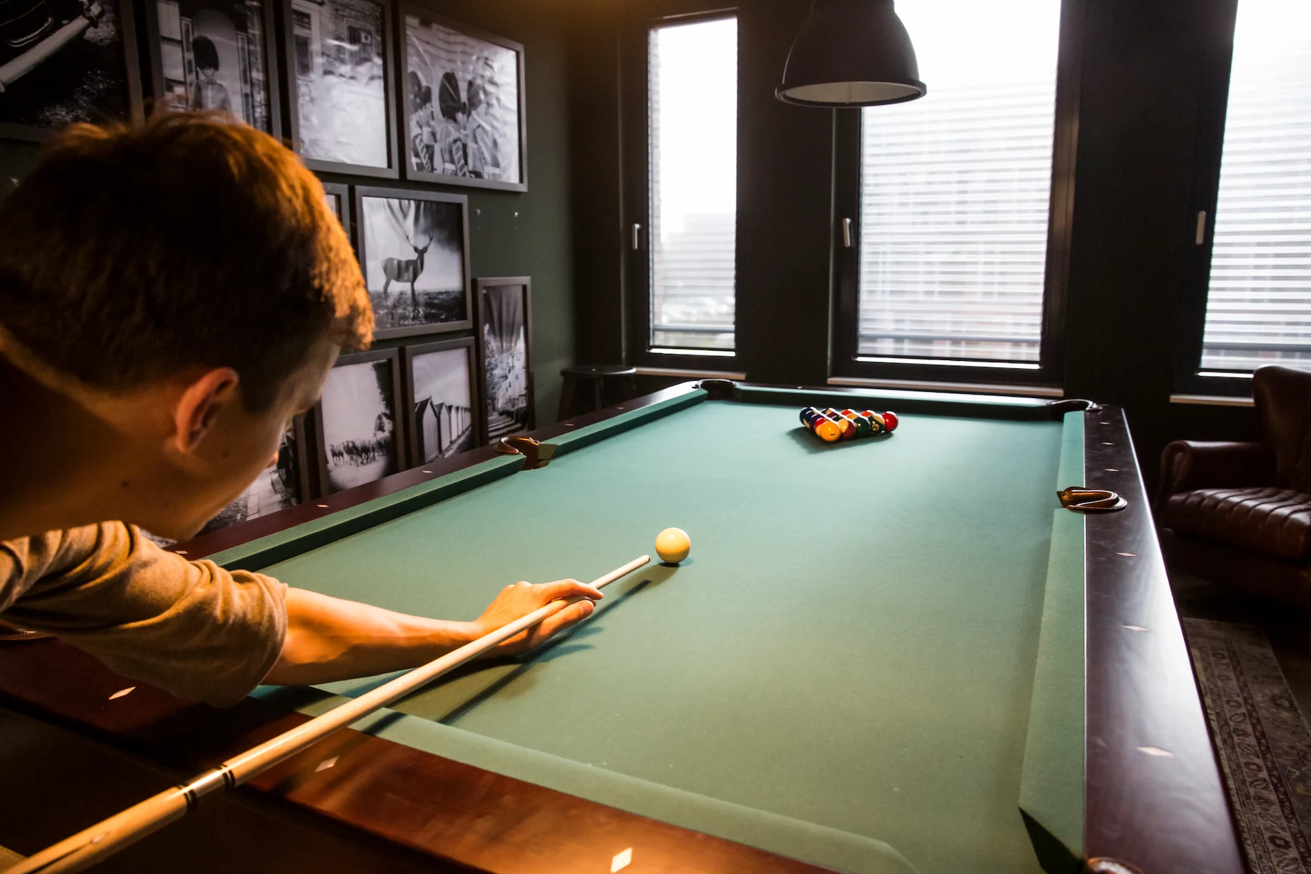 Mitarbeiter beim Billiard spielen in einer Arbeitswelt für informelle Austauschgespräche und After-Work-Sessions.